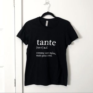 Black T-shirt Aunt: like a mom but cooler (French)